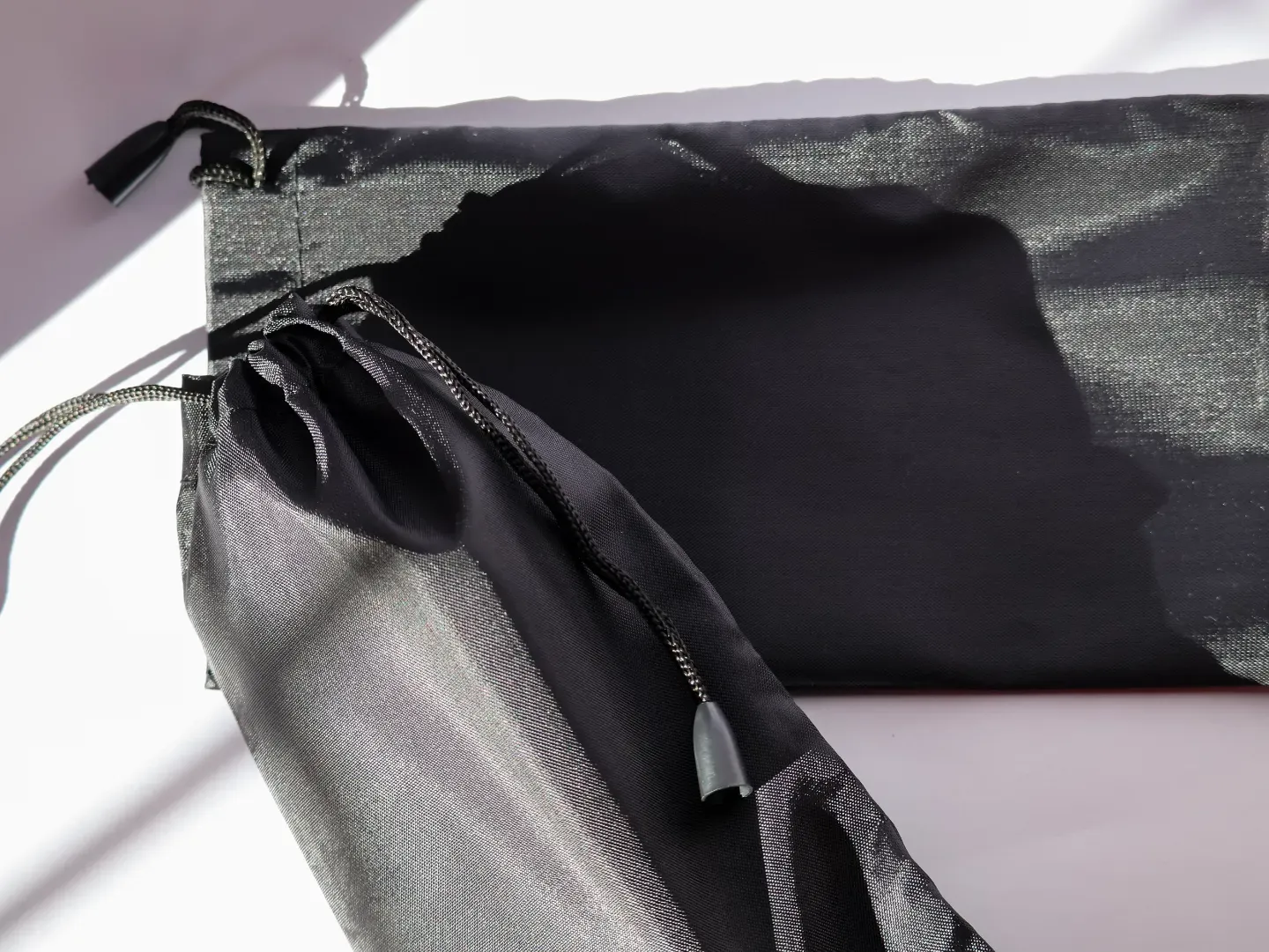 Dual-purpose specs pouch that doubles as a lens cleaning cloth.