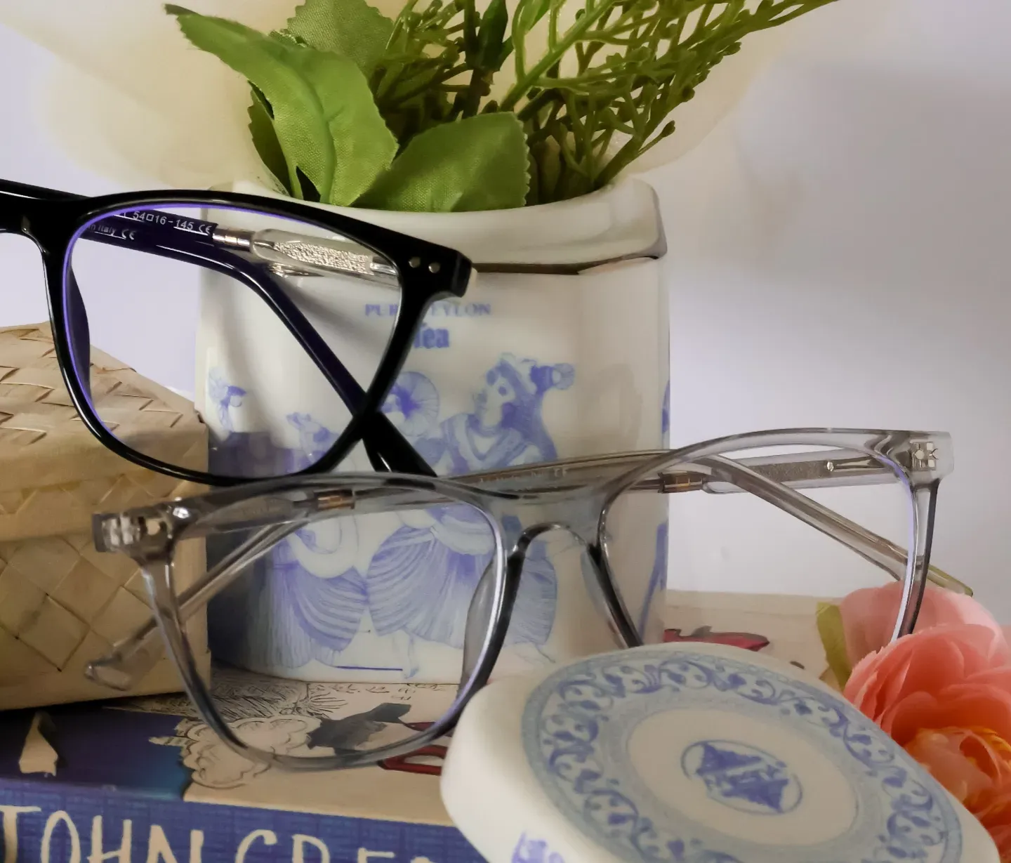 Side profile of traditional rectangular specs. Ideal for single vision and bifocal lenses.