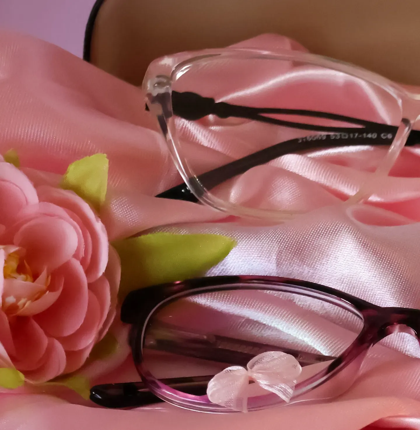 Side profile of women's cat-eye spectacles. Available for prescription lenses at our Kottawa, Eheliyagoda, and Bandarawela eye clinics.