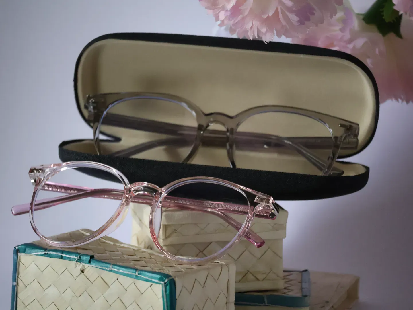Side angle of round prescription specs. Best optical shop in Kottawa for modern spectacles and frame repairs.