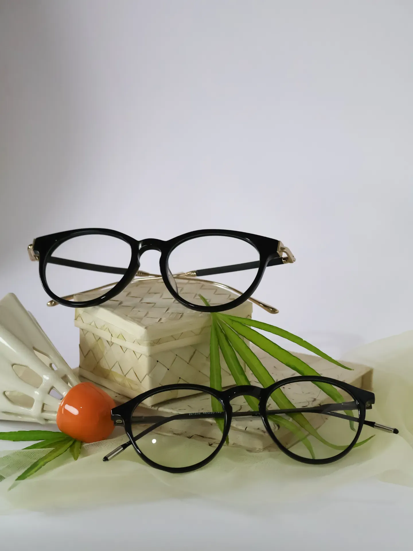 Detailed look at round acetate frames. Get expert eyewear advice and specs repair at our Eheliyagoda branch.