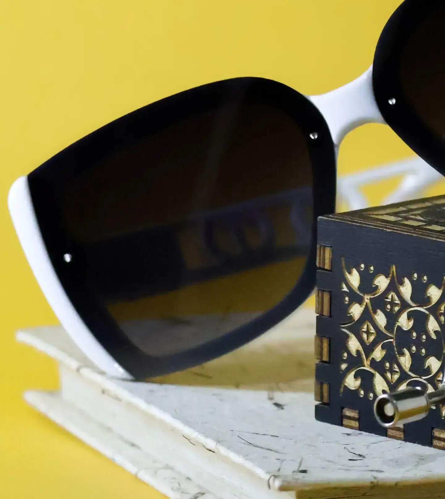 Side profile of The Monroe cat-eye sunnies. Shop the best sunglasses, spectacles, and specs repairs in Eheliyagoda and Bandarawela.